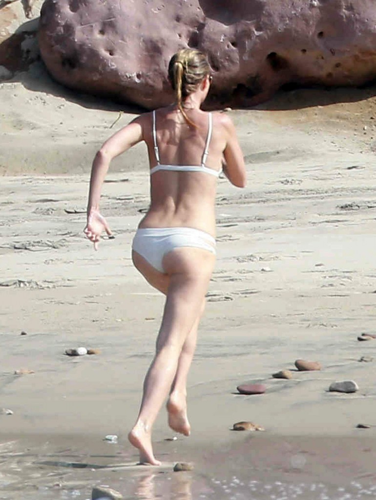 Gwyneth-Paltrow-in-a-Bikini-2