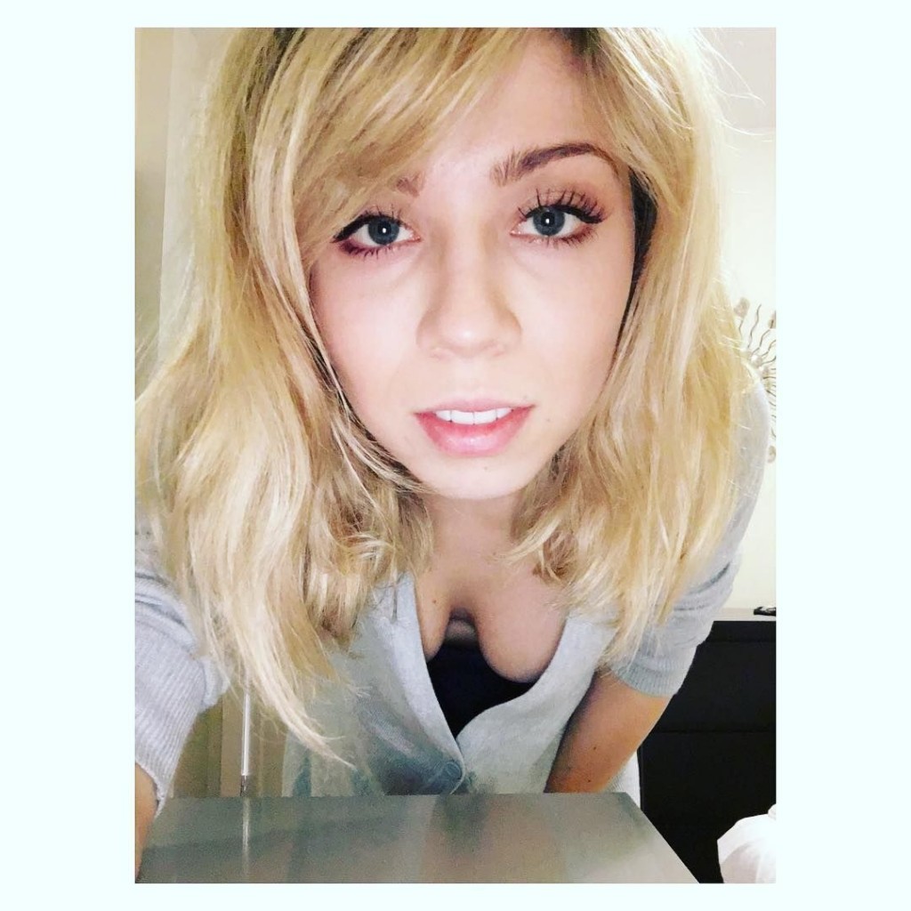 Jennette-McCurdy-Cleavage