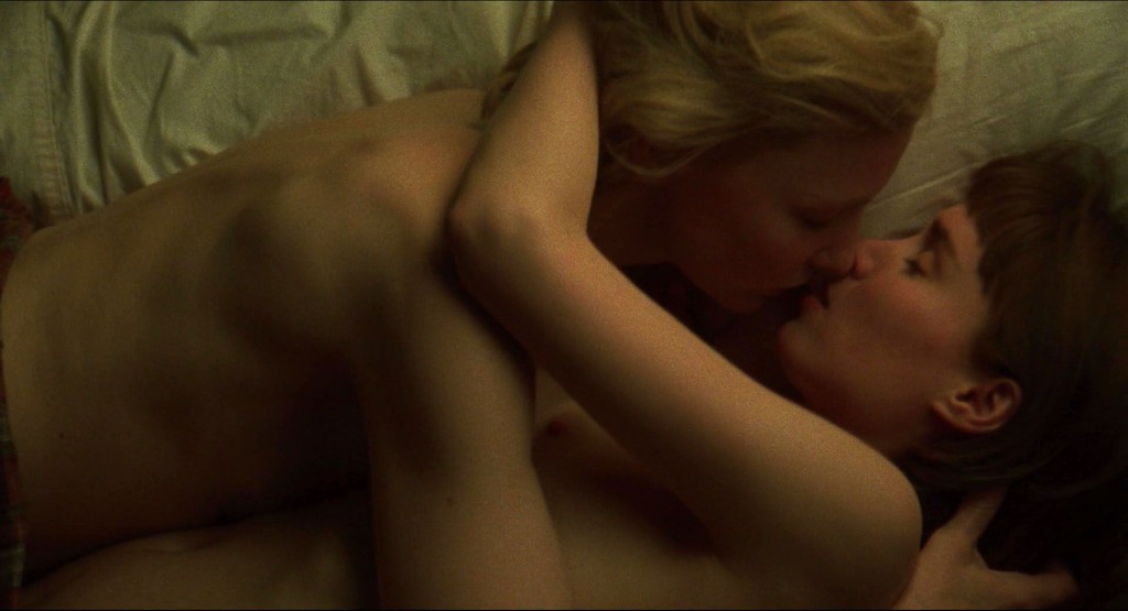 Lesbian-Scene-Rooney-Mara-Cate-Blanchett-12