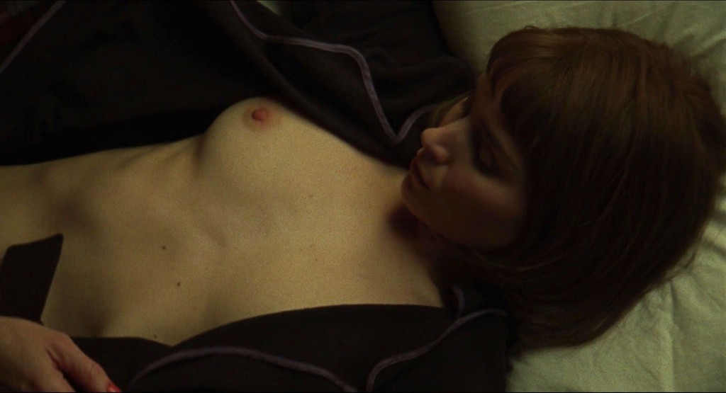 Lesbian-Scene-Rooney-Mara-Cate-Blanchett-2