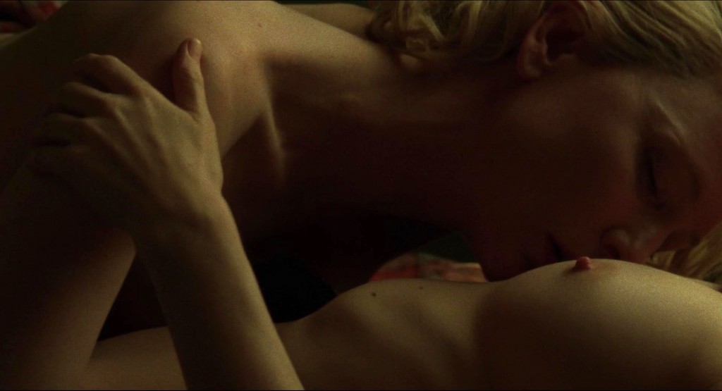 Lesbian-Scene-Rooney-Mara-Cate-Blanchett-7