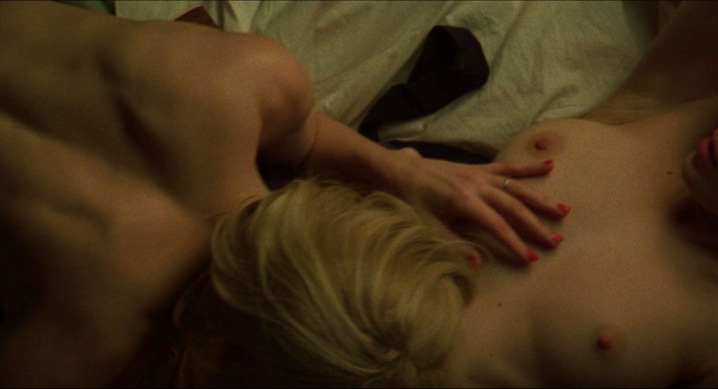 Lesbian-Scene-Rooney-Mara-Cate-Blanchett-9