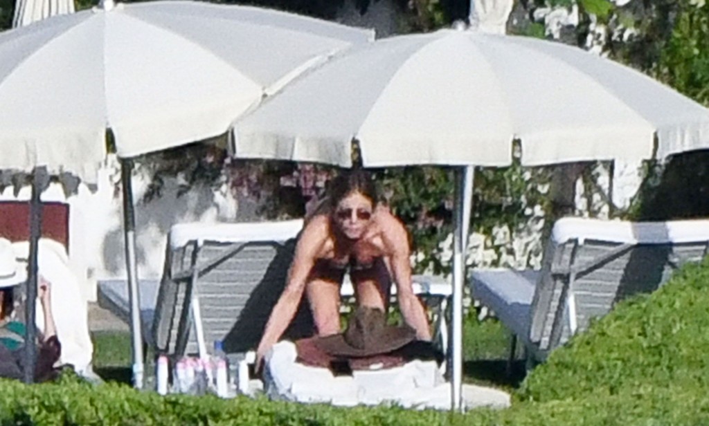 Jennifer Aniston Sexy & Topless 1