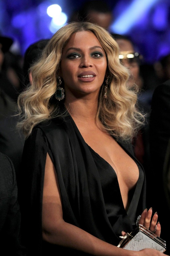 Beyonce-Braless-11