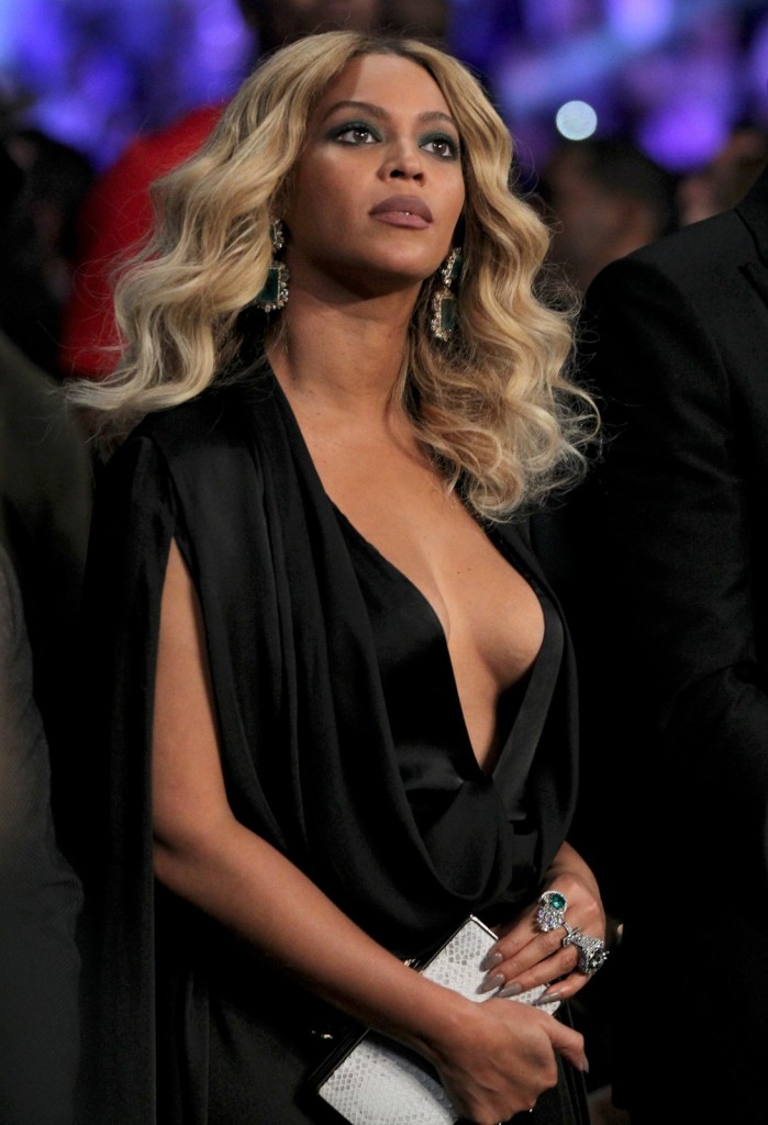 Beyonce-Braless-7