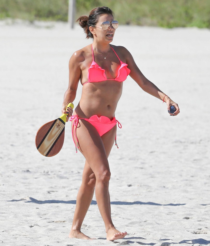 Eva-Longoria-in-a-Bikini-27