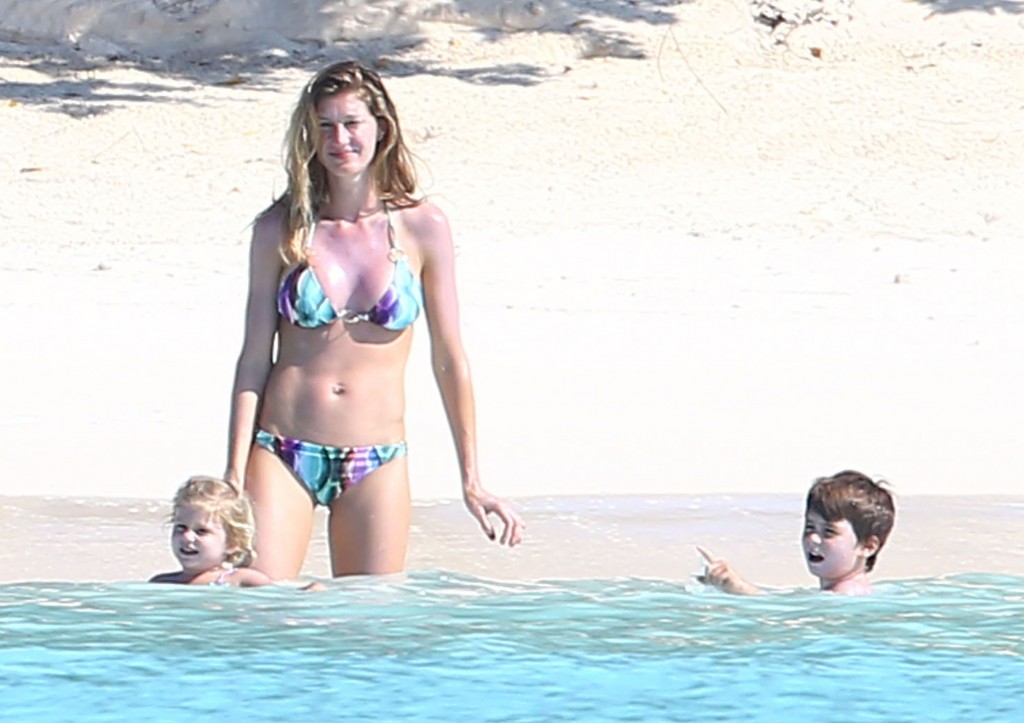 Gisele-Bundchen-Bikini-23