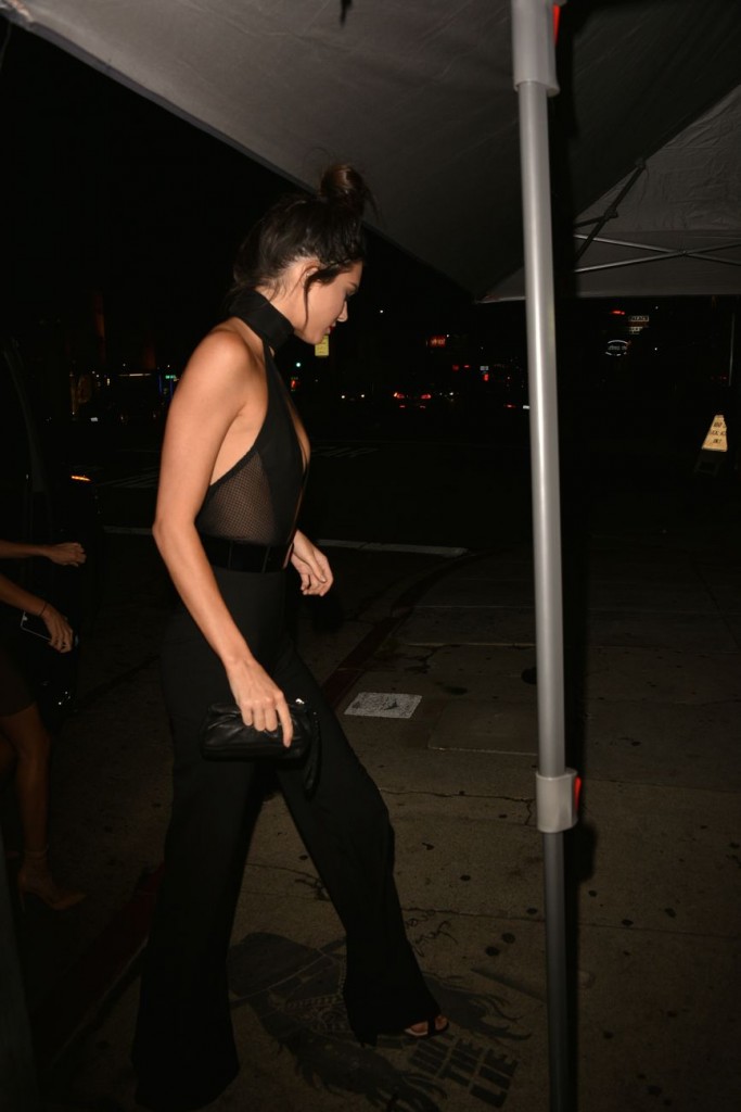 Kendall-Jenner-Braless-53