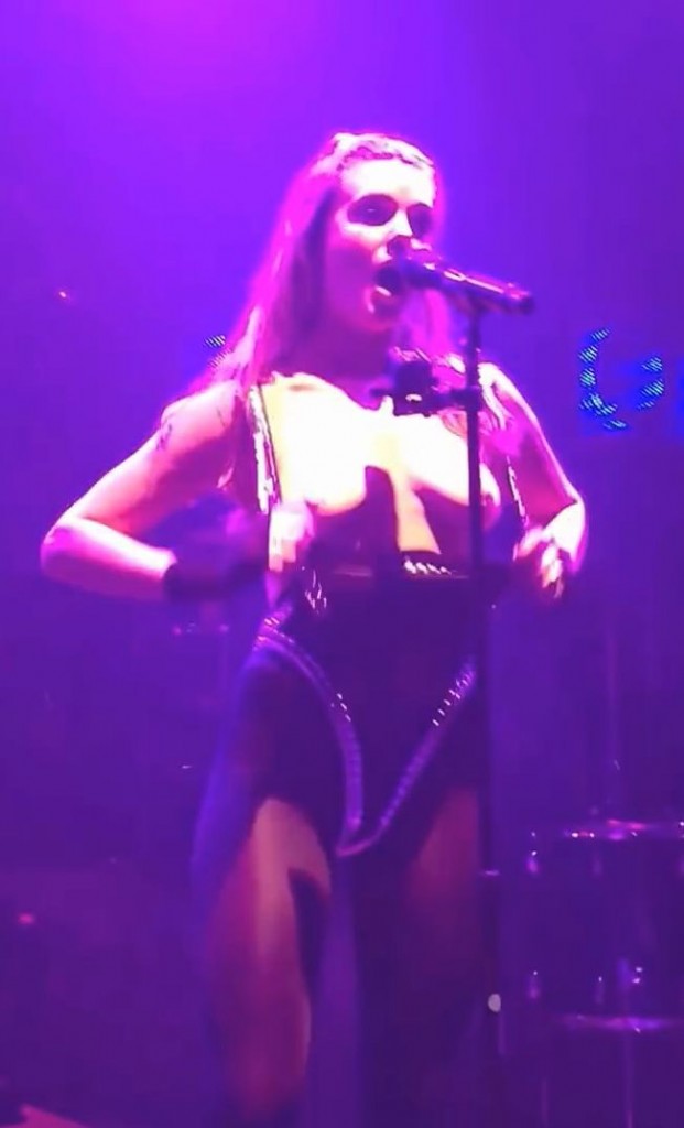 Tove-Lo-Tits-2