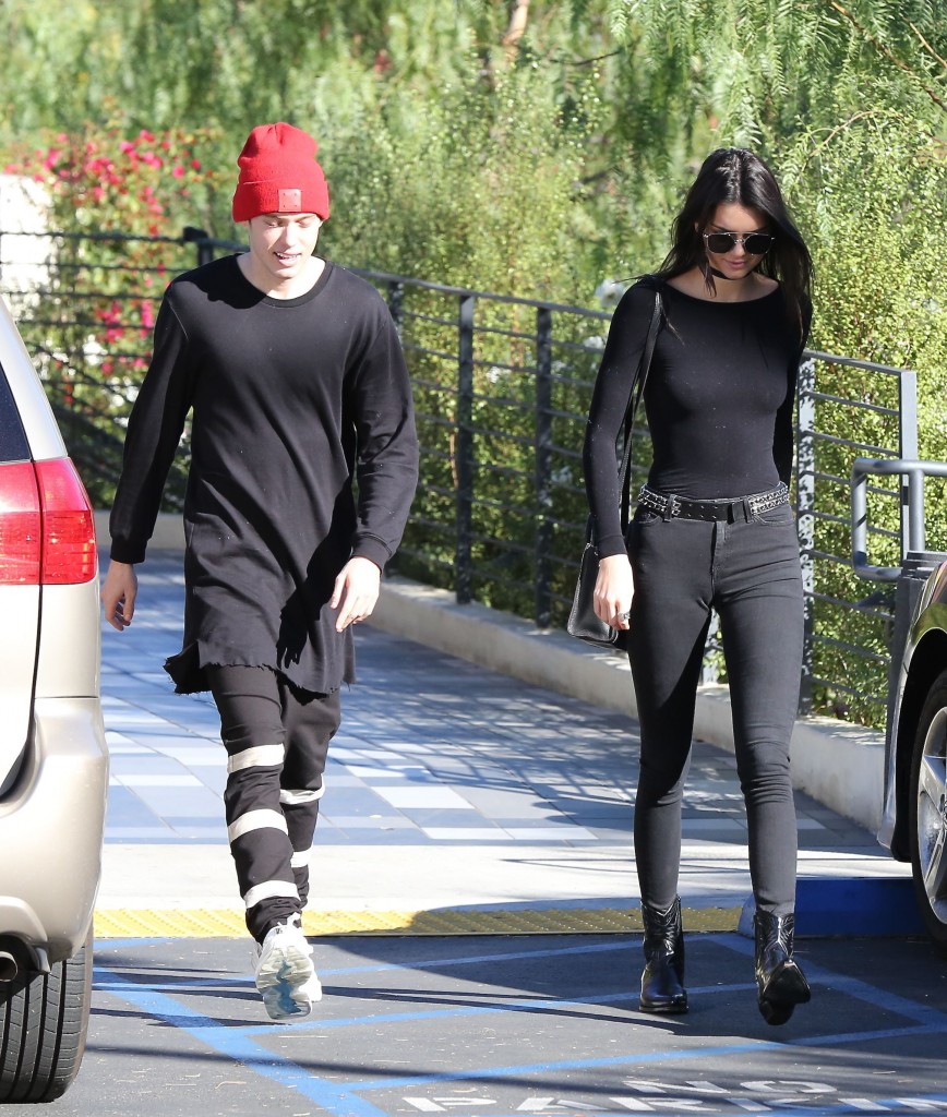 Kendall-Jenner-Pokies-26