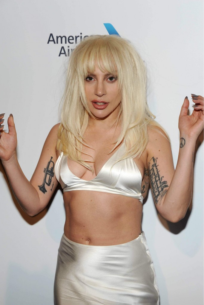 Lady-Gaga-Cleavage-13