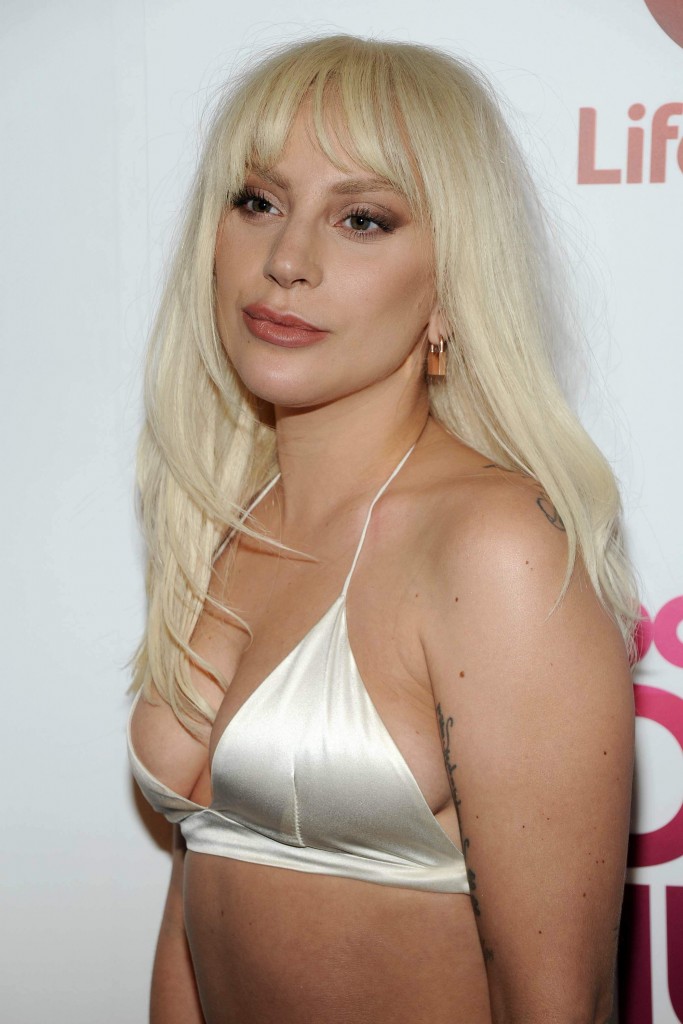 Lady-Gaga-Cleavage-17