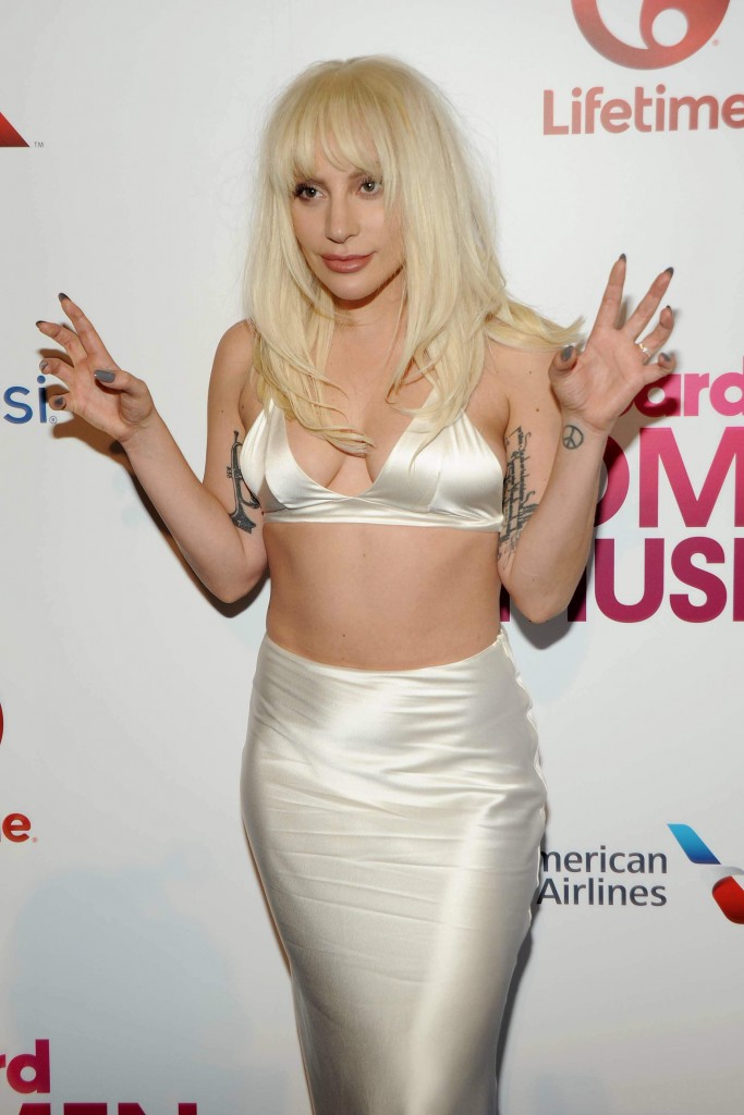 Lady-Gaga-Cleavage-19