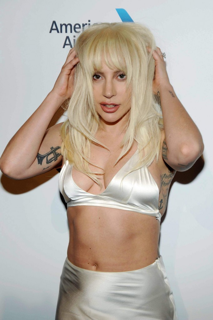 Lady-Gaga-Cleavage-24