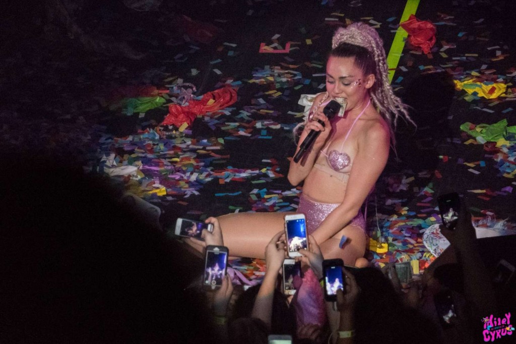 Miley-Cyrus-Sexy-Photos-1