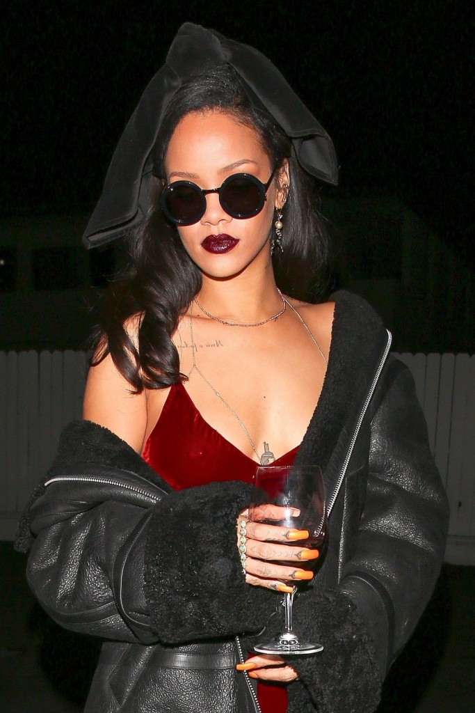 Rihanna-Braless-6