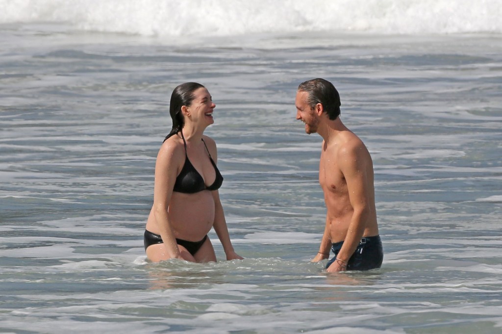 Anne-Hathaway-in-a-Bikini-10