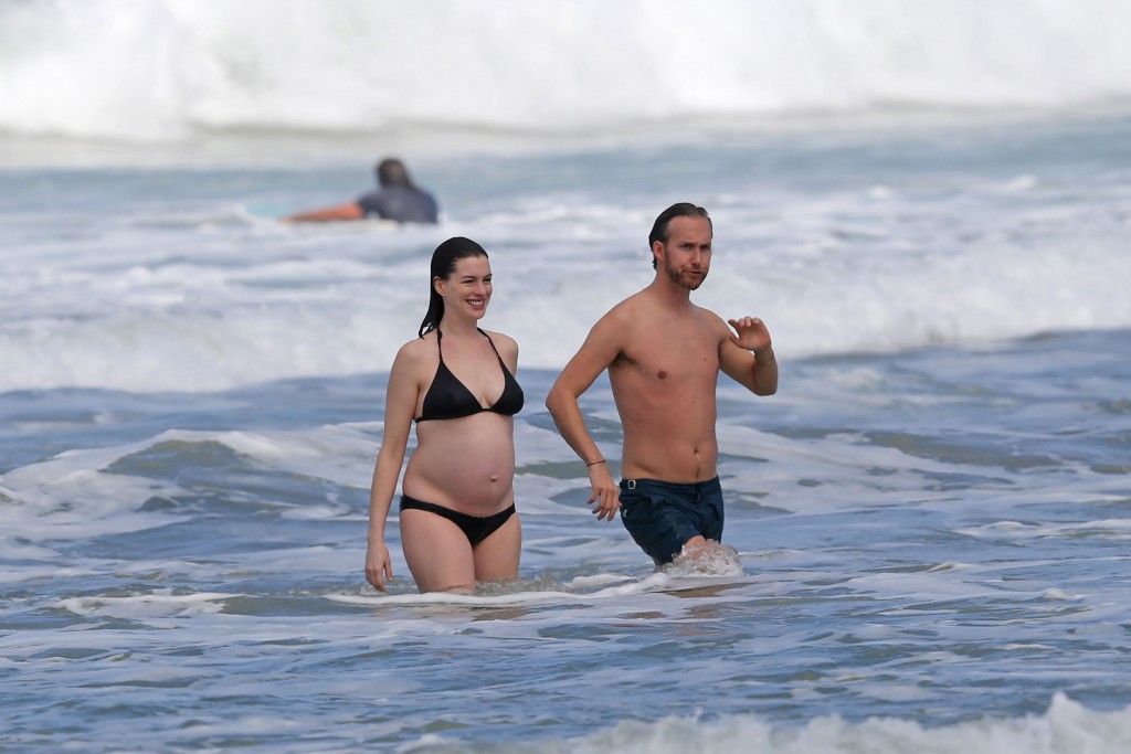 Anne-Hathaway-in-a-Bikini-11