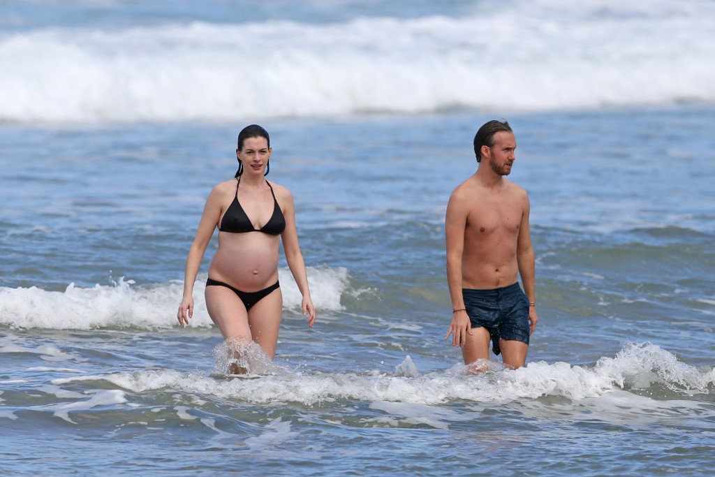 Anne-Hathaway-in-a-Bikini-12