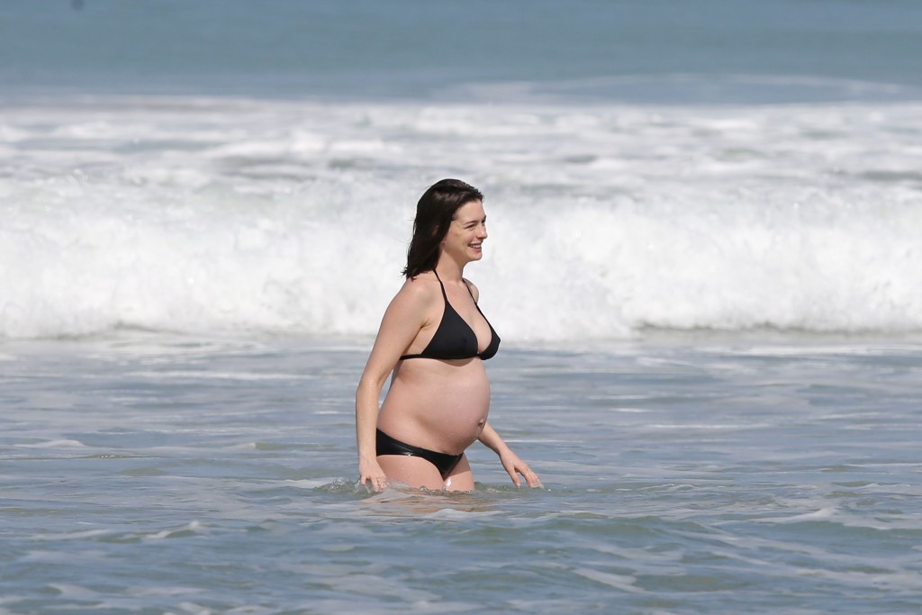 Anne-Hathaway-in-a-Bikini-14