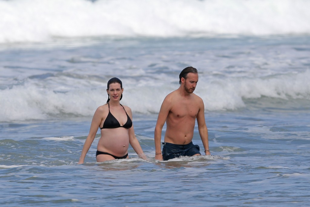 Anne-Hathaway-in-a-Bikini-15