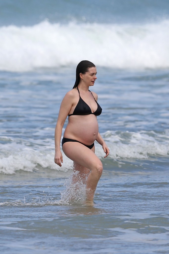 Anne-Hathaway-in-a-Bikini-16