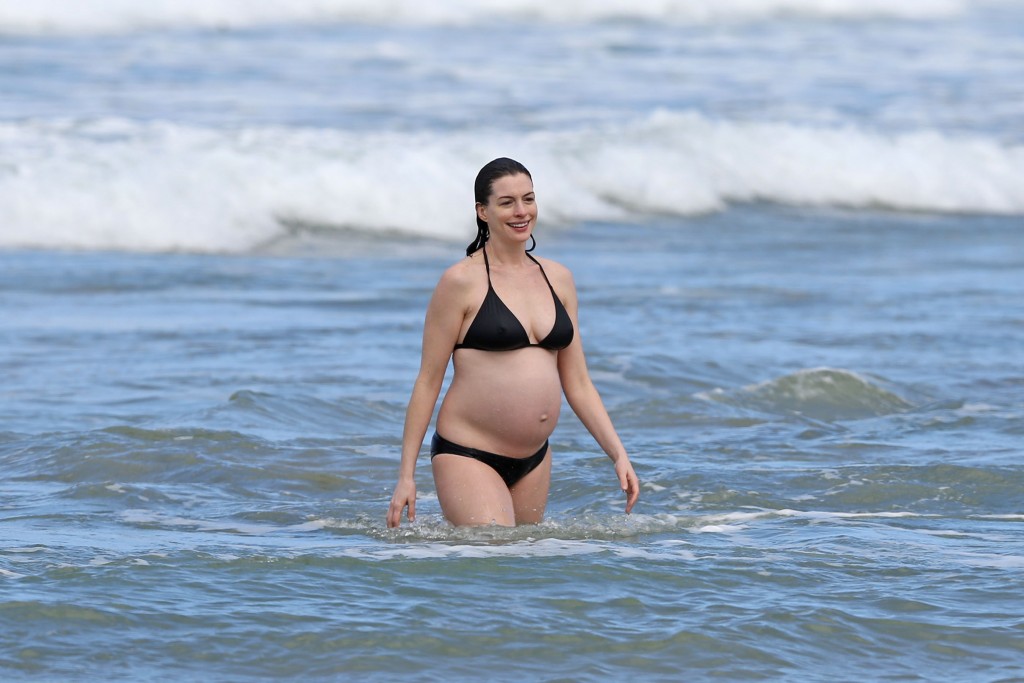 Anne-Hathaway-in-a-Bikini-17