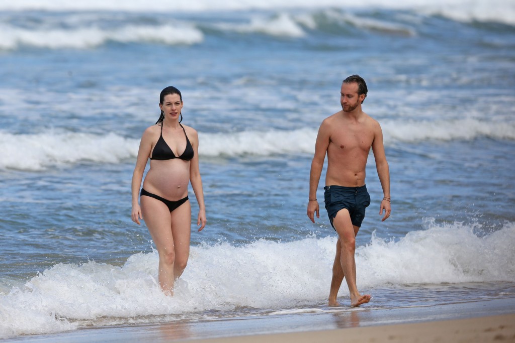 Anne-Hathaway-in-a-Bikini-19