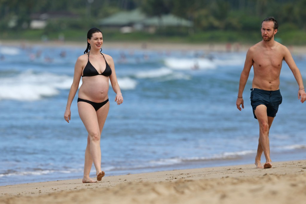 Anne-Hathaway-in-a-Bikini-2