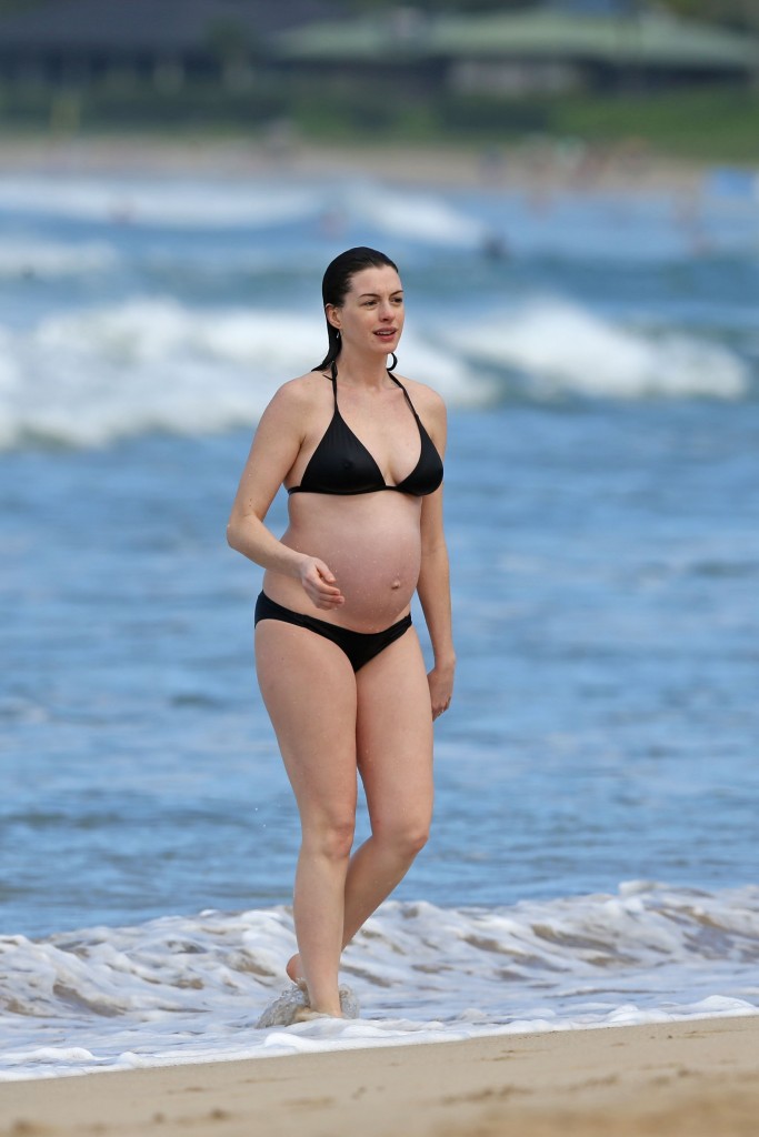 Anne-Hathaway-in-a-Bikini-20