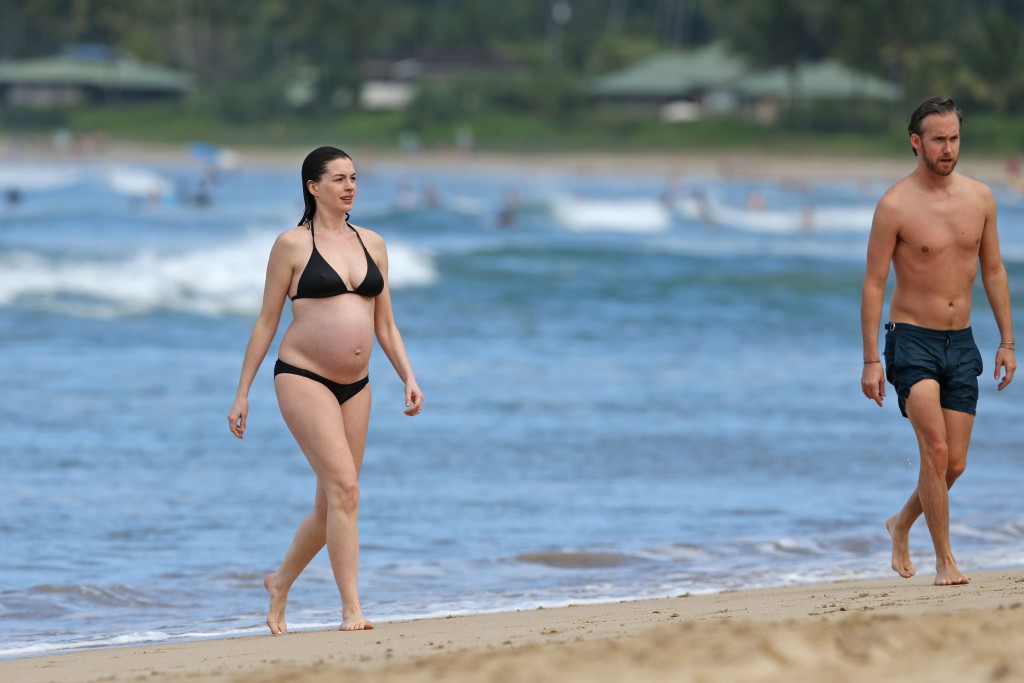 Anne-Hathaway-in-a-Bikini-21