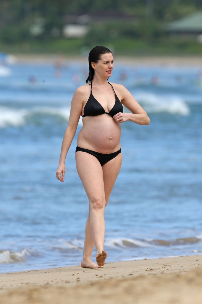 Anne-Hathaway-in-a-Bikini-23