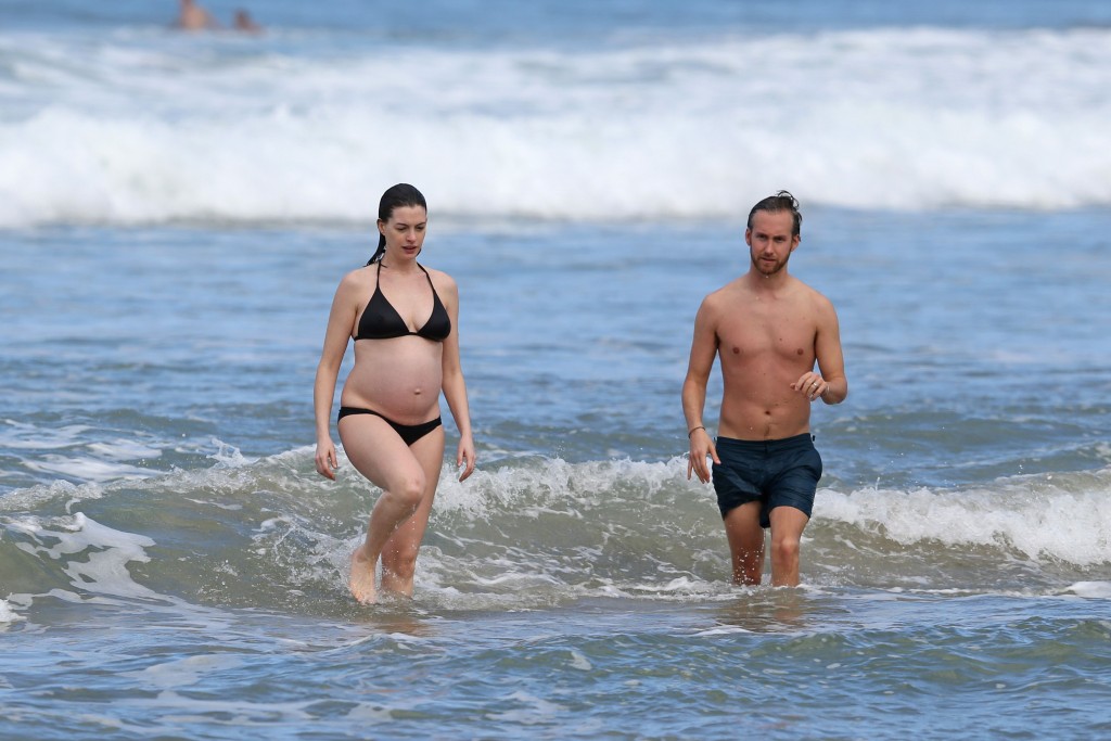 Anne-Hathaway-in-a-Bikini-27