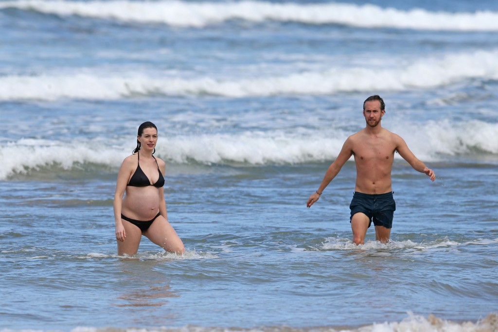 Anne-Hathaway-in-a-Bikini-28