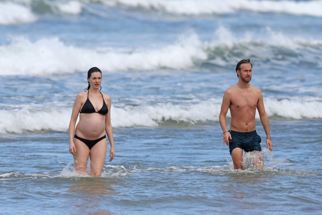 Anne-Hathaway-in-a-Bikini-29