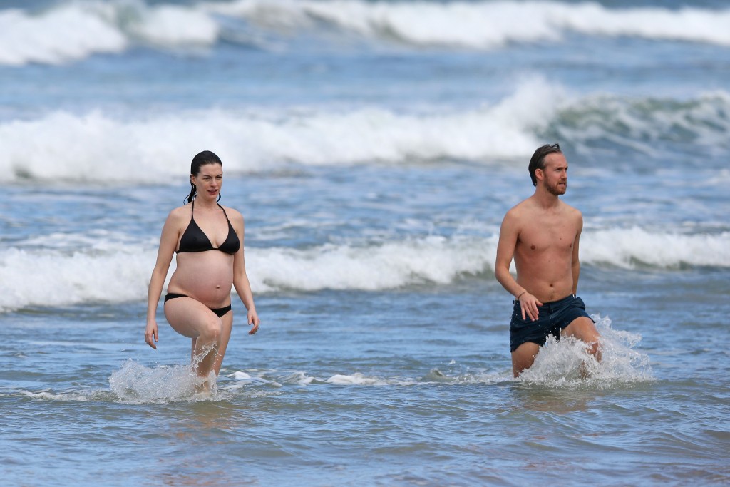 Anne-Hathaway-in-a-Bikini-30