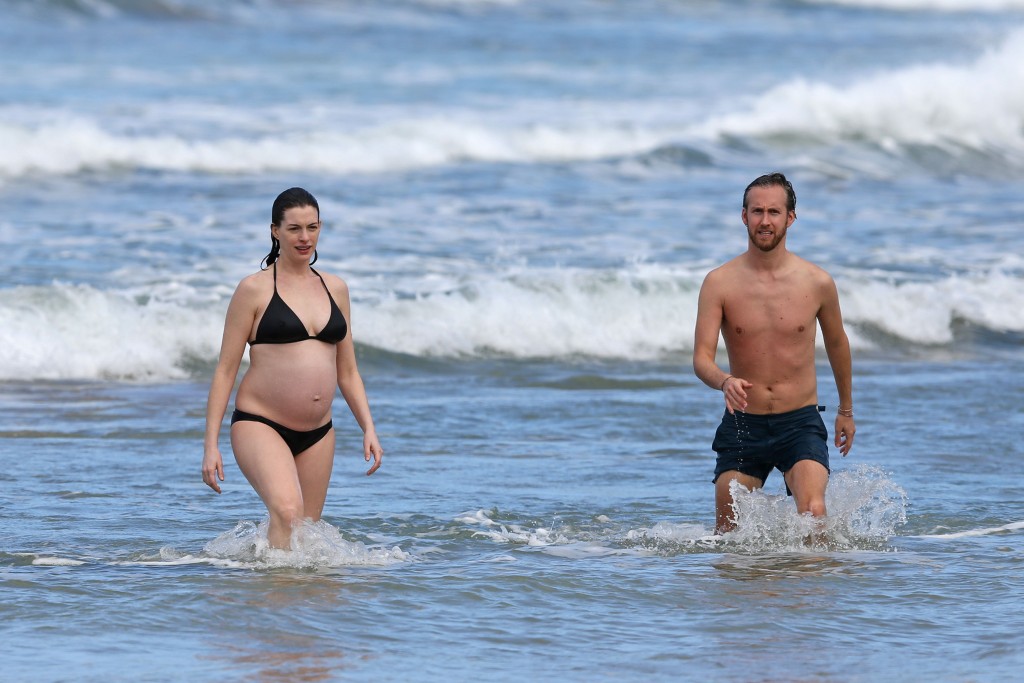 Anne-Hathaway-in-a-Bikini-31