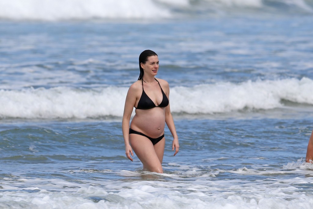 Anne-Hathaway-in-a-Bikini-32