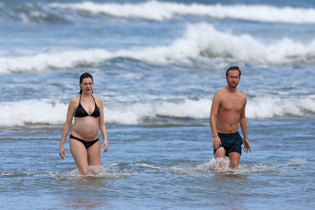 Anne-Hathaway-in-a-Bikini-33