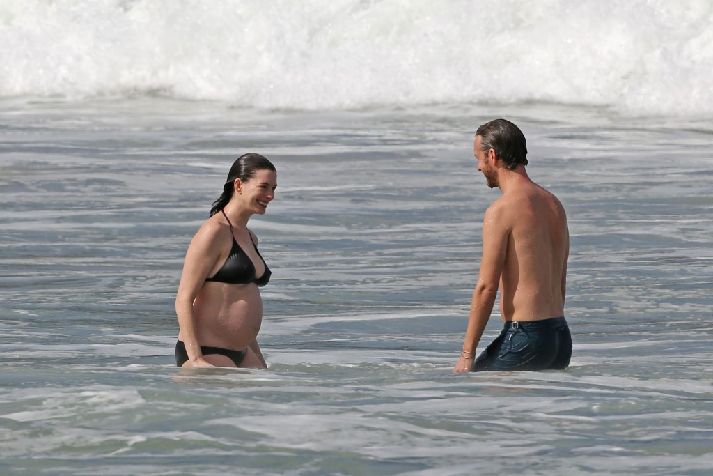 Anne-Hathaway-in-a-Bikini-35