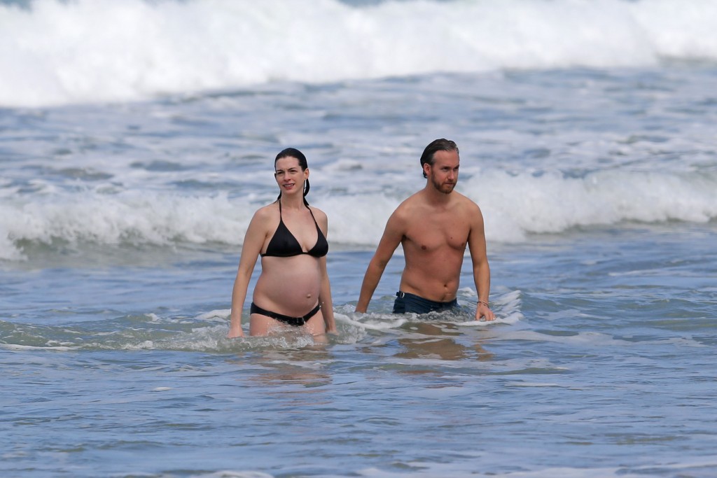 Anne-Hathaway-in-a-Bikini-36