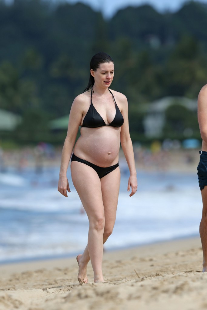 Anne-Hathaway-in-a-Bikini-37