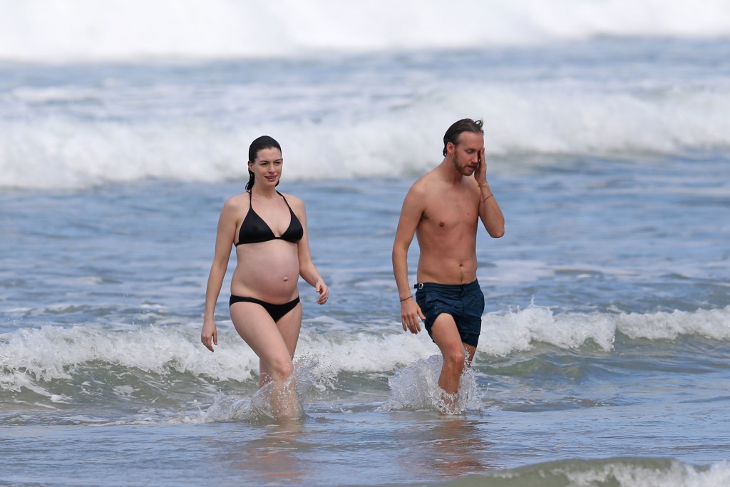 Anne-Hathaway-in-a-Bikini-38