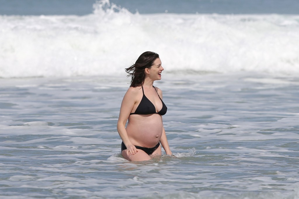 Anne-Hathaway-in-a-Bikini-39