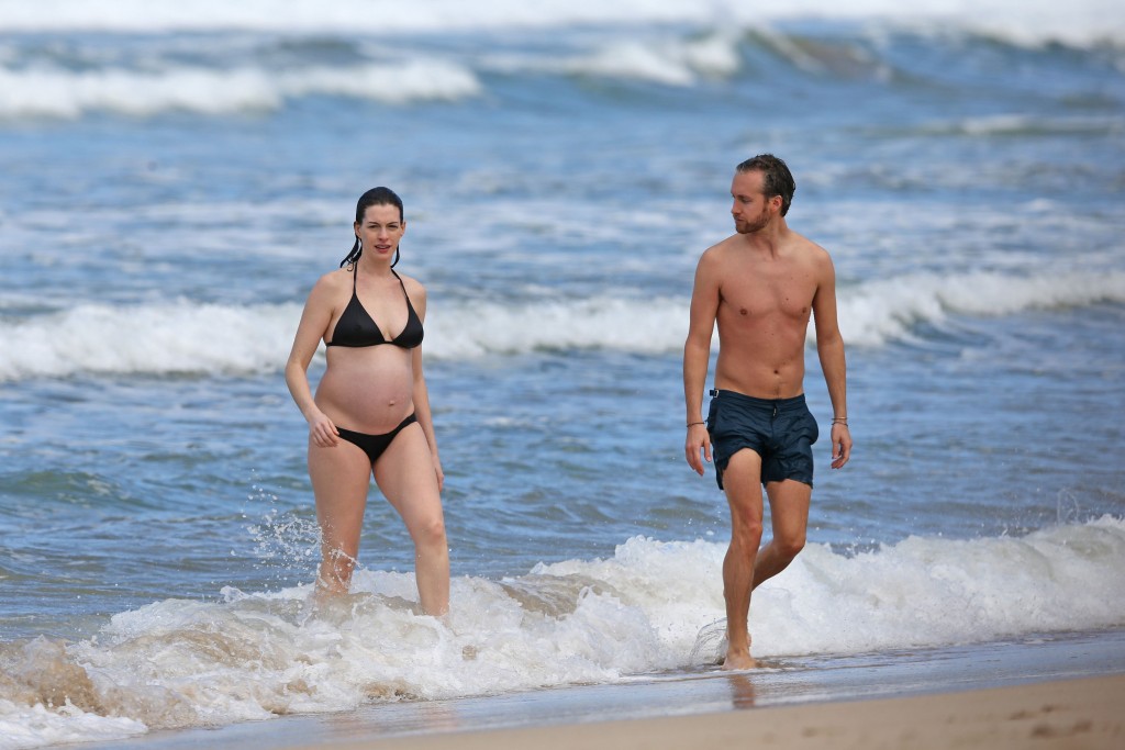 Anne-Hathaway-in-a-Bikini-5