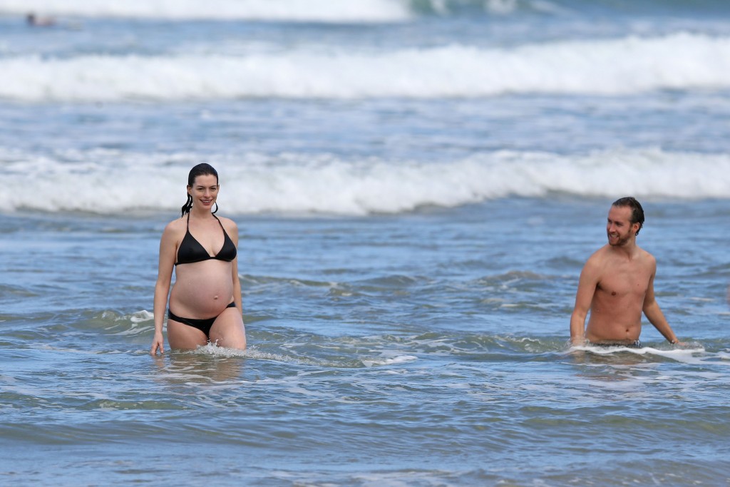 Anne-Hathaway-in-a-Bikini-6