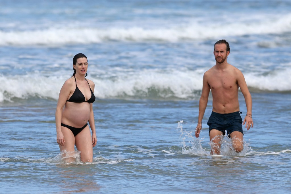 Anne-Hathaway-in-a-Bikini-7