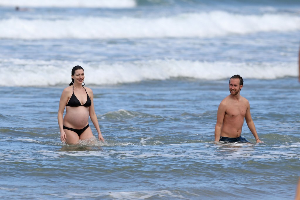 Anne-Hathaway-in-a-Bikini-8