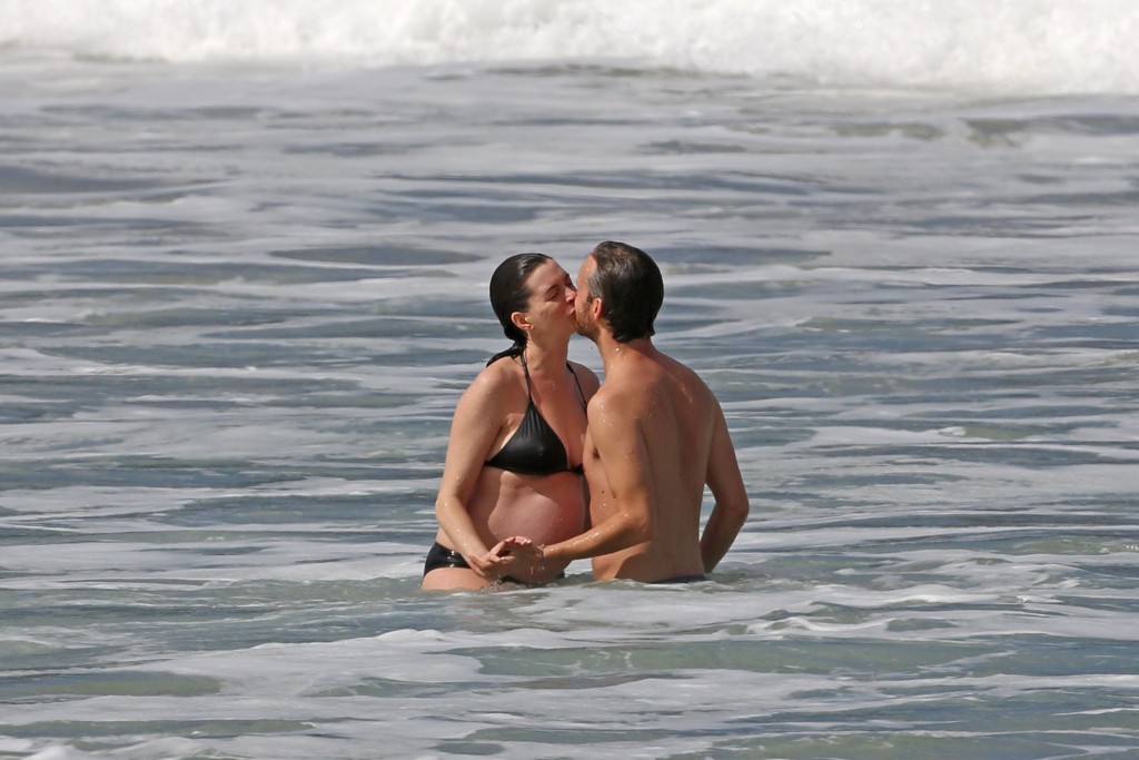 Anne-Hathaway-in-a-Bikini-9