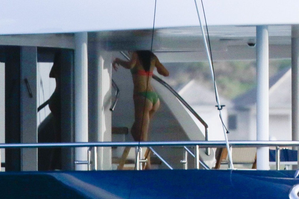 Kendall-Jenner-in-a-Bikini-31